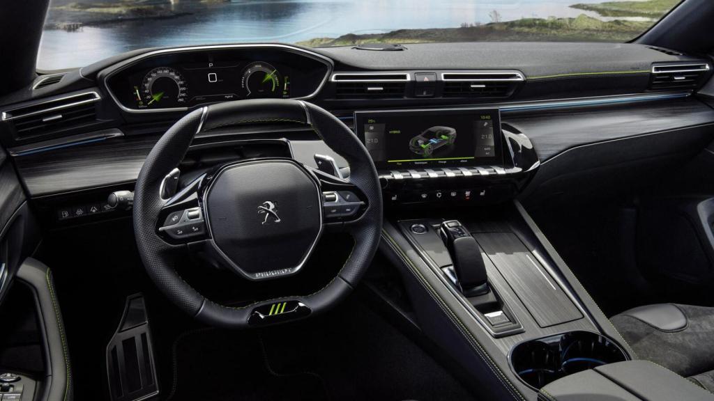 Interior del Peugeot 508 PSE, que se caracteriza por el volante pequeño y bajo.