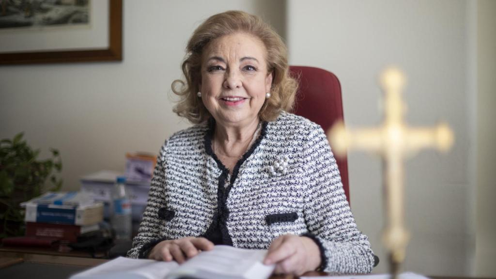 Isabel Adoración, en su despacho del Registro Mercantil.