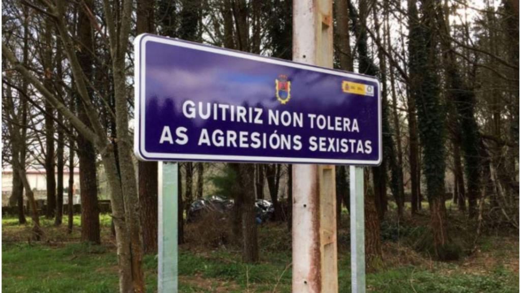 Los carteles en el ayuntamiento lucense de Guitiriz.