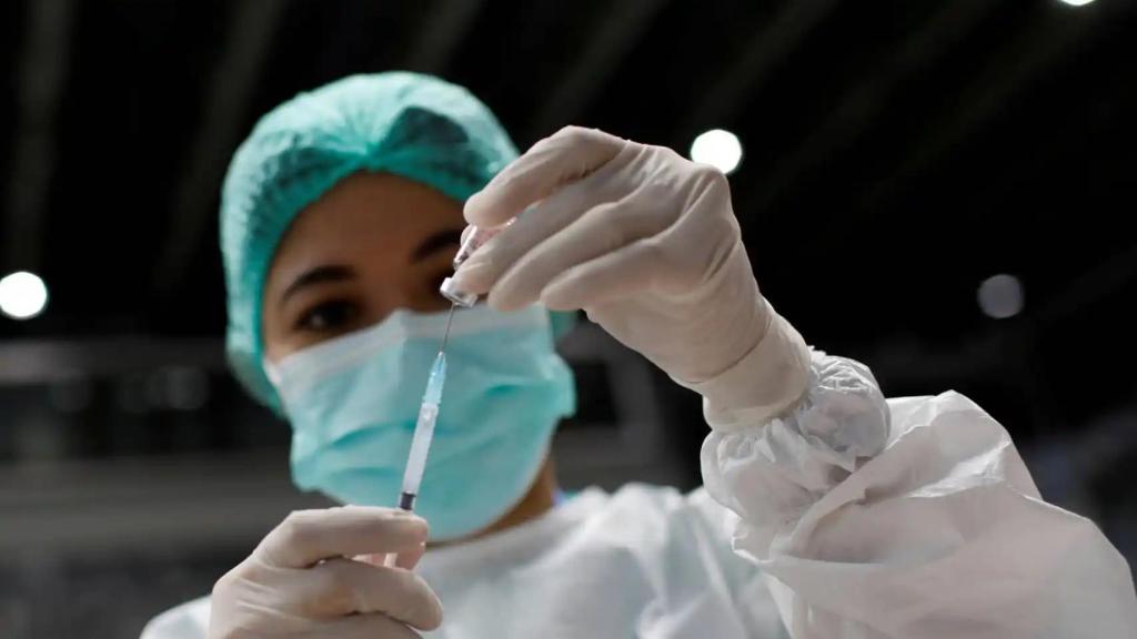 Una sanitaria prepara una vacuna contra la Covid.