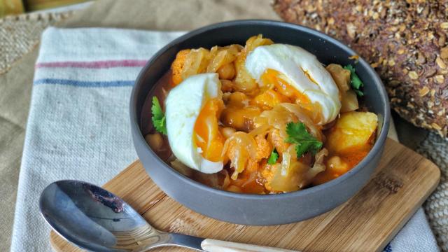 Garbanzos con coliflor y huevo