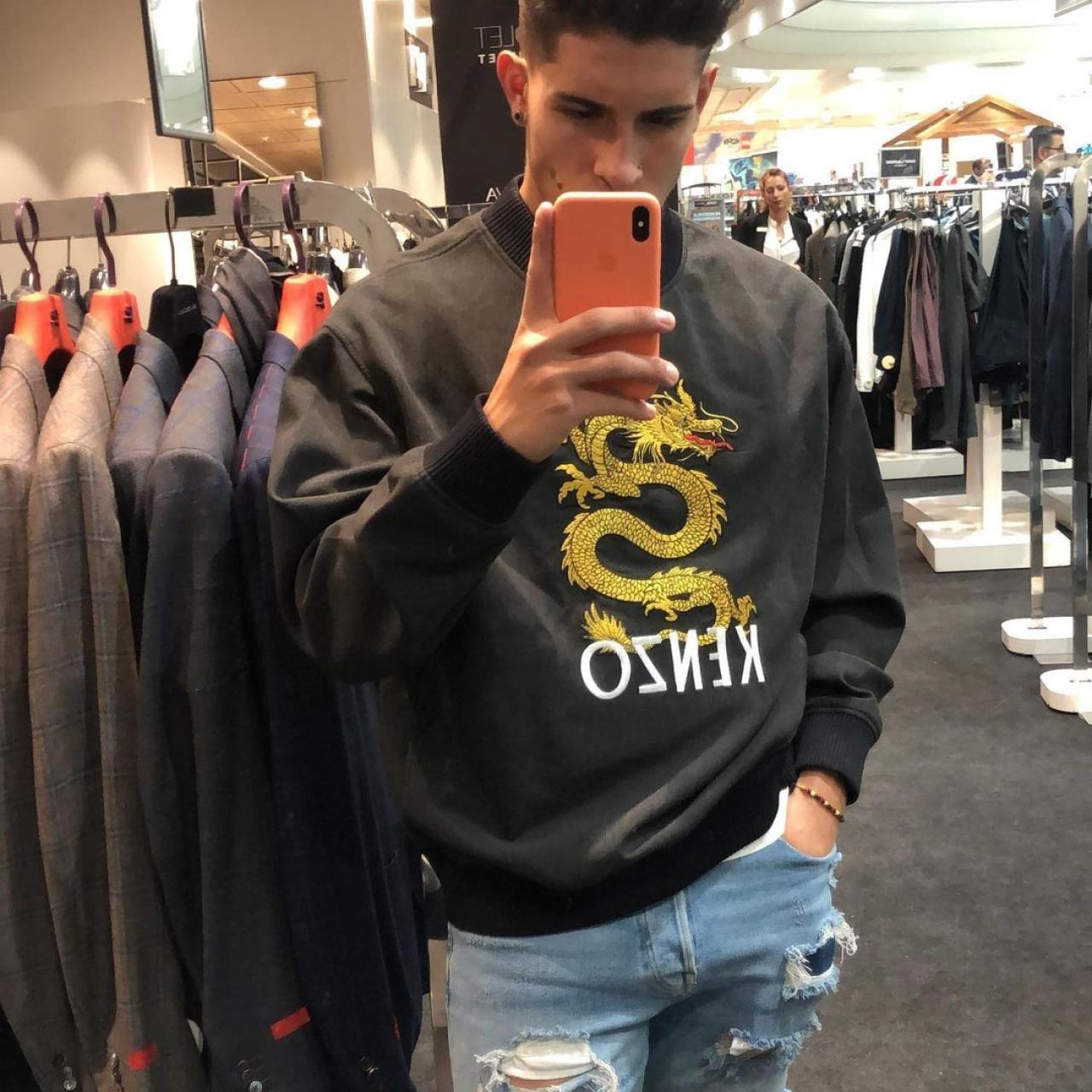 Brayan con la sudadera de Kenzo de 320 euros.