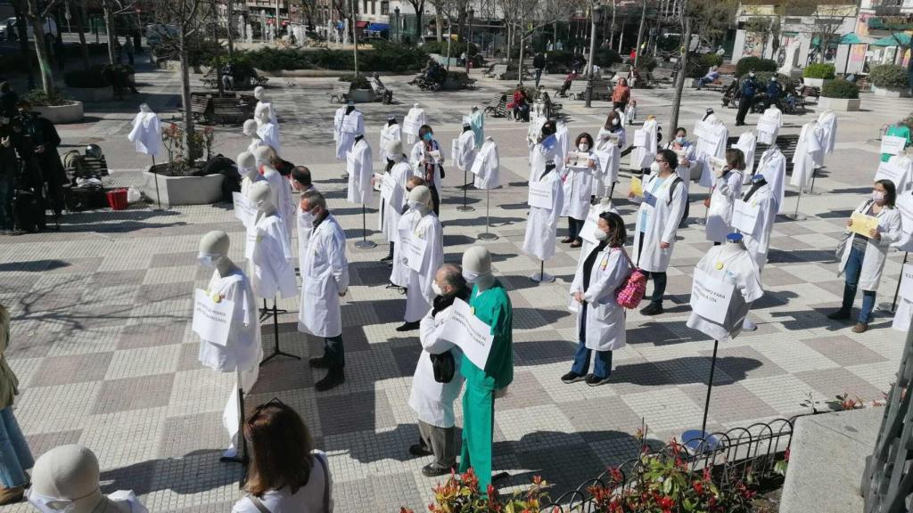 Médicos en la plaza de Chamberí simbolizando el inicio de la huelga.
