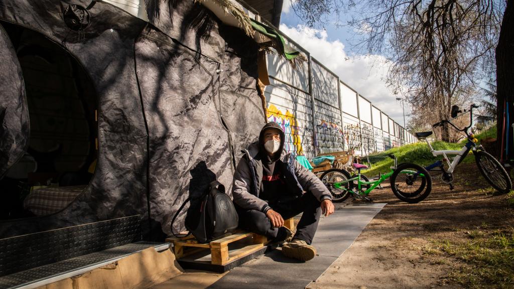 Miguel Ángel (54) en la entrada de su tienda de campaña.