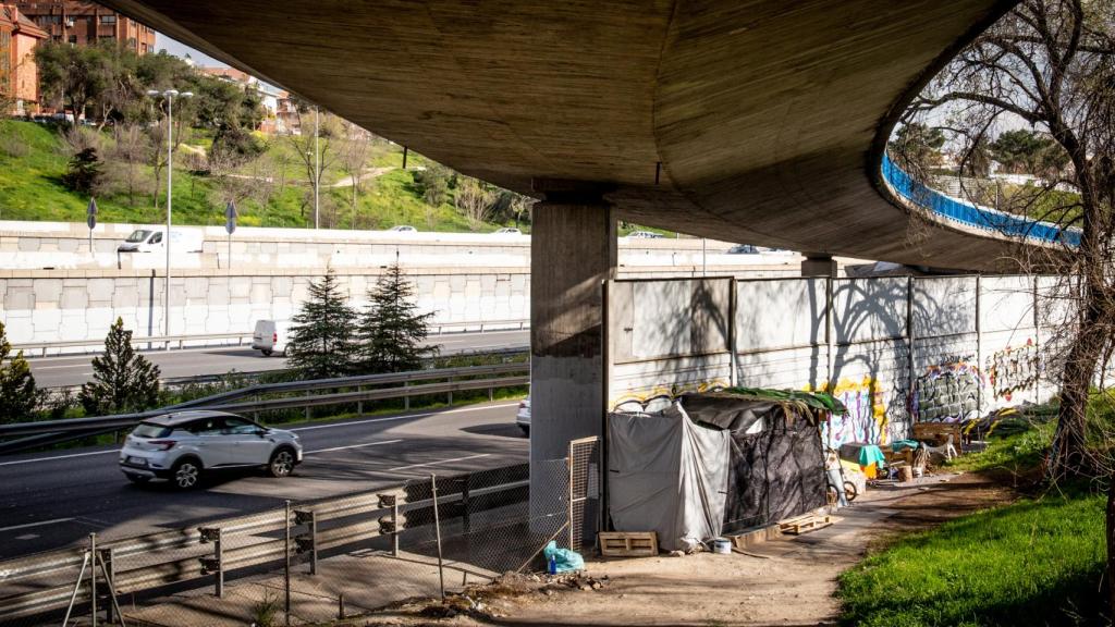 Miguel Ángel vive desde hace dos años en una chabola situada al lado de la M-30.