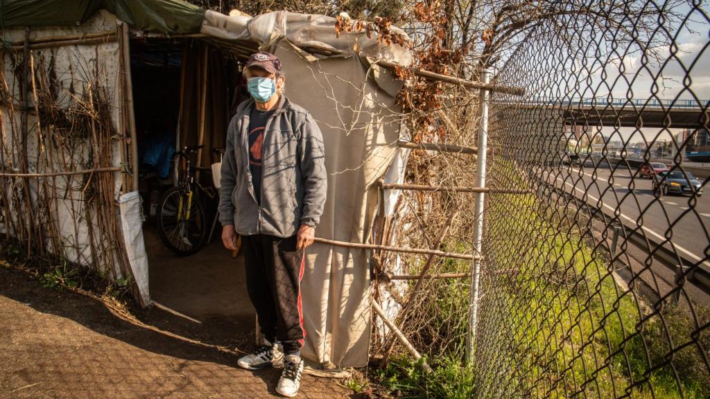 Víctor, en la entrada de su chabola junto a la M-30.