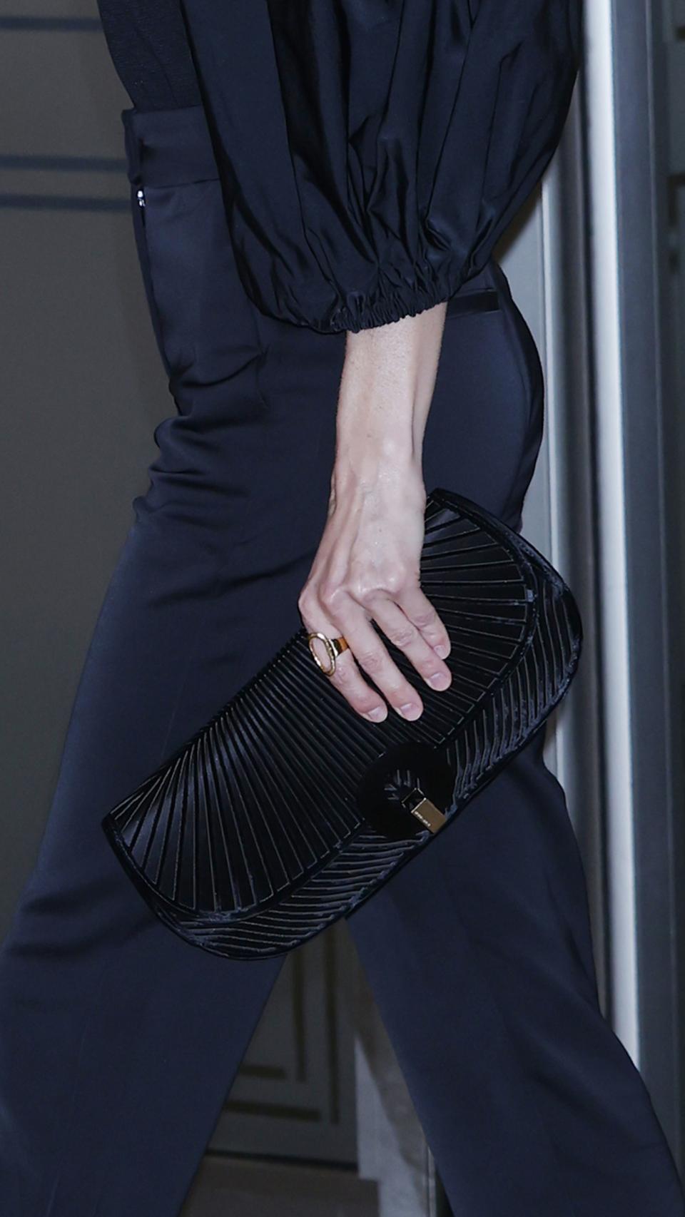 El bolso de Armani de la reina Letizia.