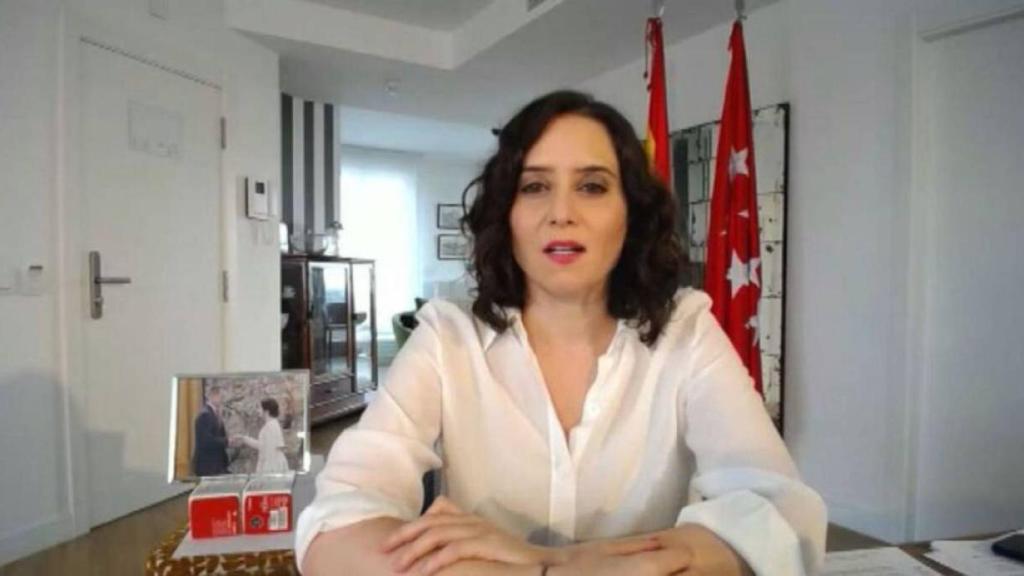 La presidenta de la Comunidad de Madrid, en el apartahotel de Kike Sarasola.