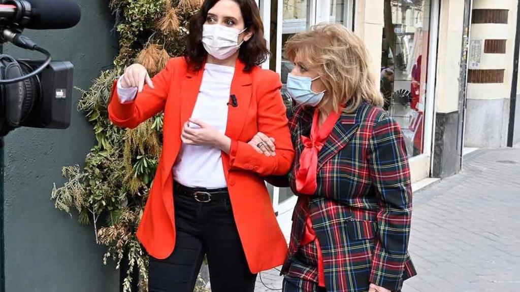 Isabel Díaz Ayuso y Teresa Campos pasean por el barrio de Chamberí.