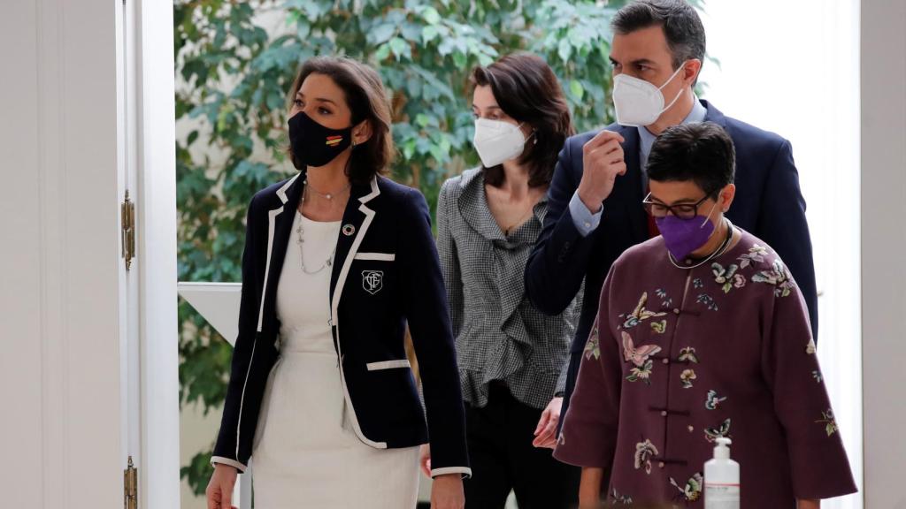 Sánchez, este miércoles en un acto en Moncloa con las ministras Maroto y Laya y (al fondo) Pilar Llop, presidenta del Senado.