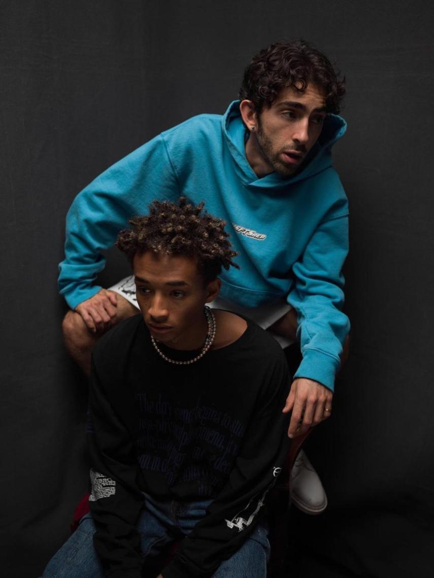 Jaden Smith luciendo prendas de su marca de ropa.