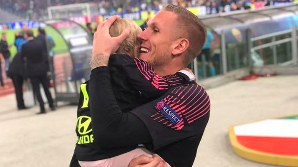 Robin Olsen, con una de sus hijas