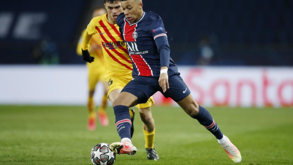 Kylian Mbappé conduce el balón ante la persecución de Pedri
