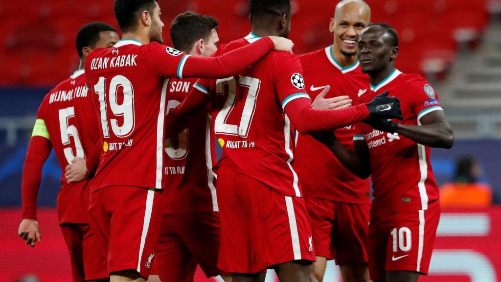 El Liverpool celebrando un gol en una piña