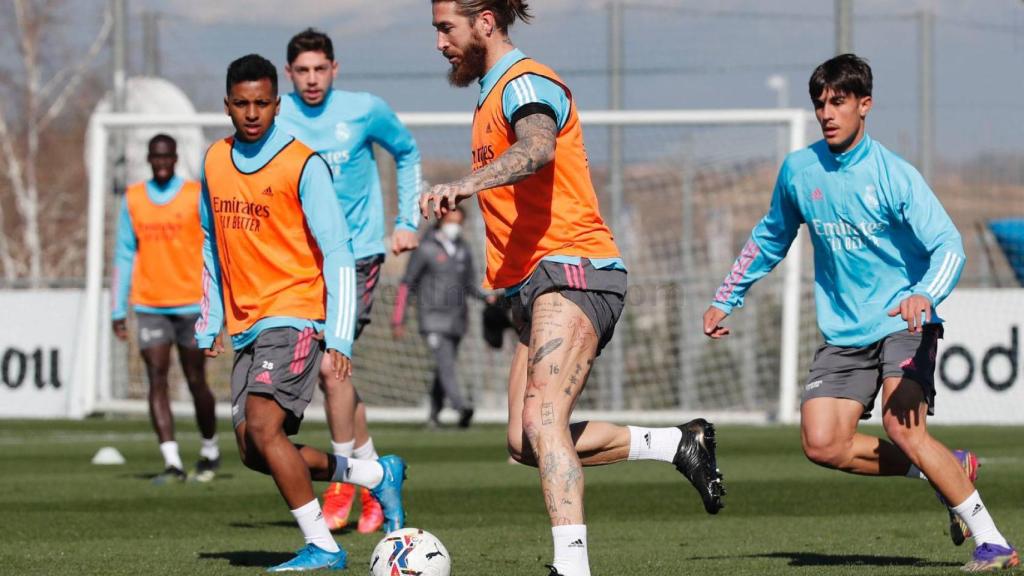 Rodrygo Goes, Fede Valverde y Sergio Ramos, durante un entrenamiento del Real Madrid