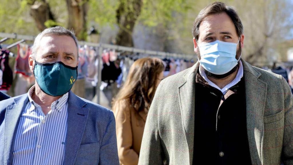 Paco Núñez, a la derecha, este miércoles en Tembleque (Toledo)