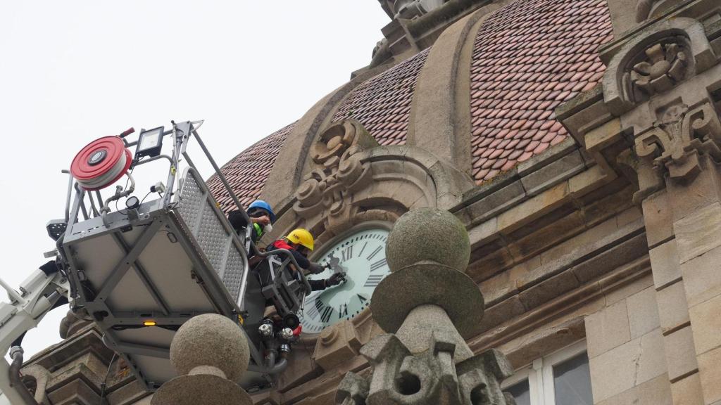 Operarios reparan el reloj de María Pita.
