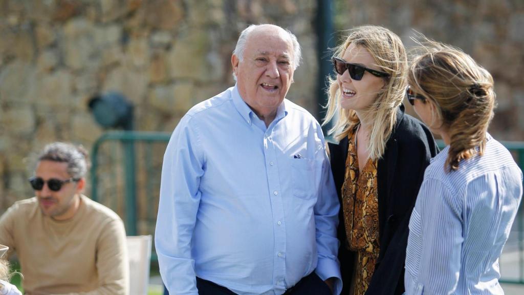 Amancio Ortega, junto a su hija Marta.