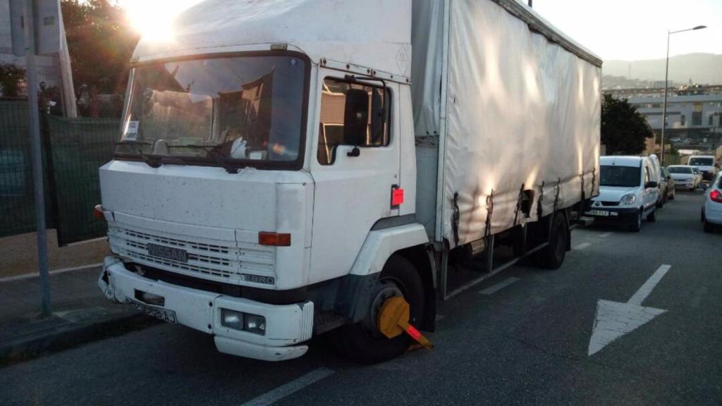 Camión inmovilizado por la Policía Local de Vigo