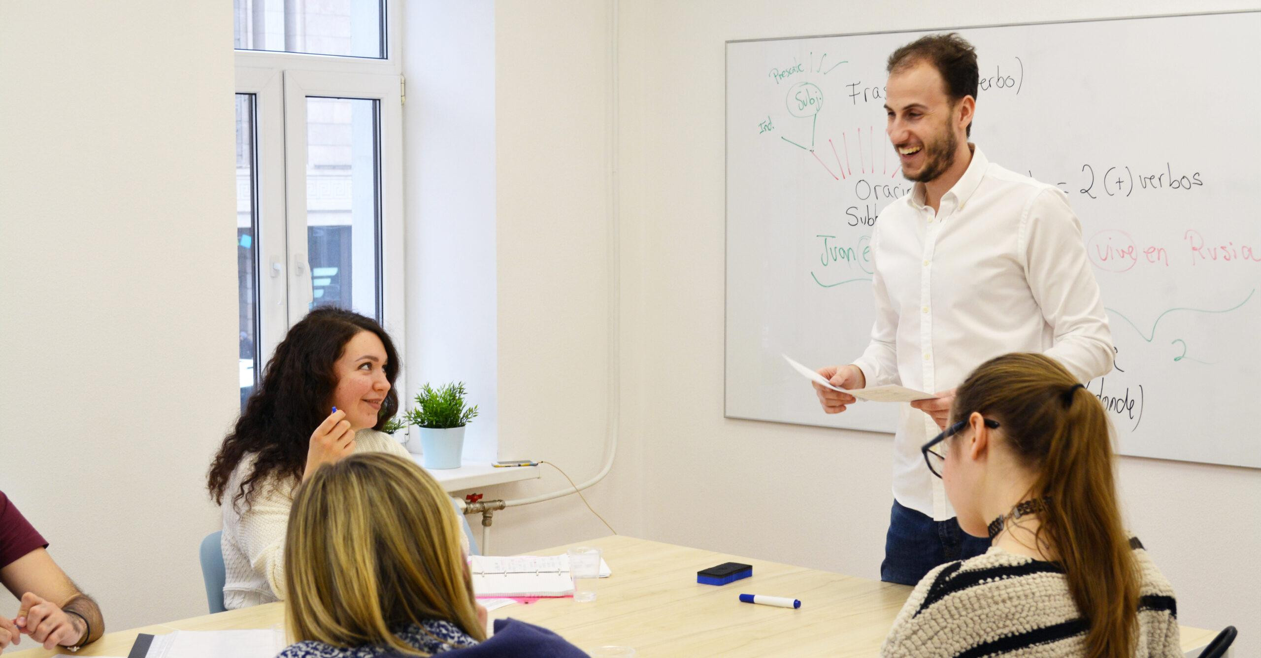 Juan Oliveira en su academia en Rusia antes de la pandemia.