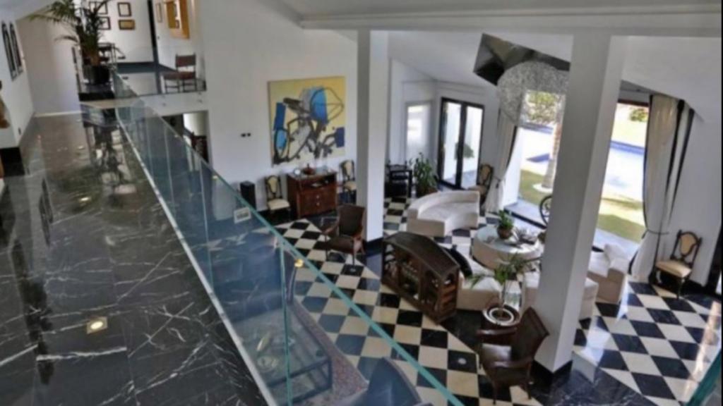 Vista de los dos salones desde la parte superior de la vivienda.