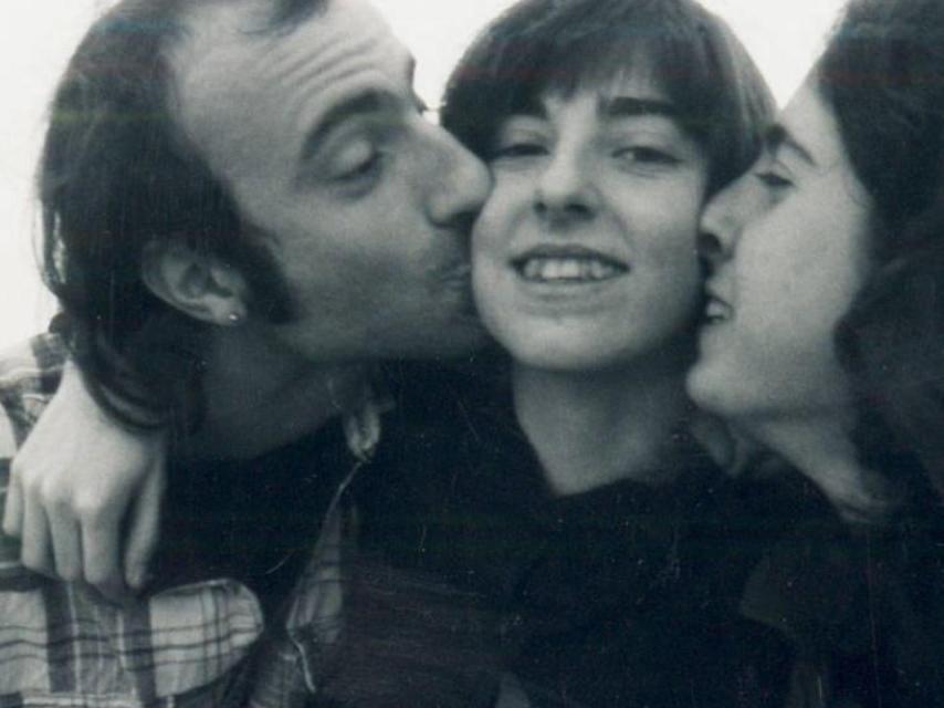 Helena en una foto con sus hermanos