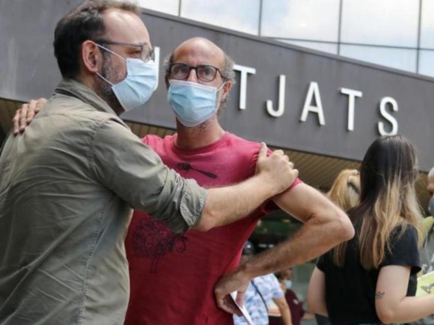 El hermano de Helena, en la puerta de los juzgados de Sabadell