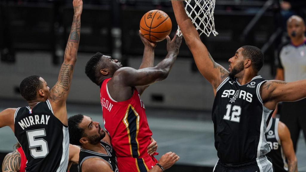 LaMarcus Aldrige intenta taponar una jugada