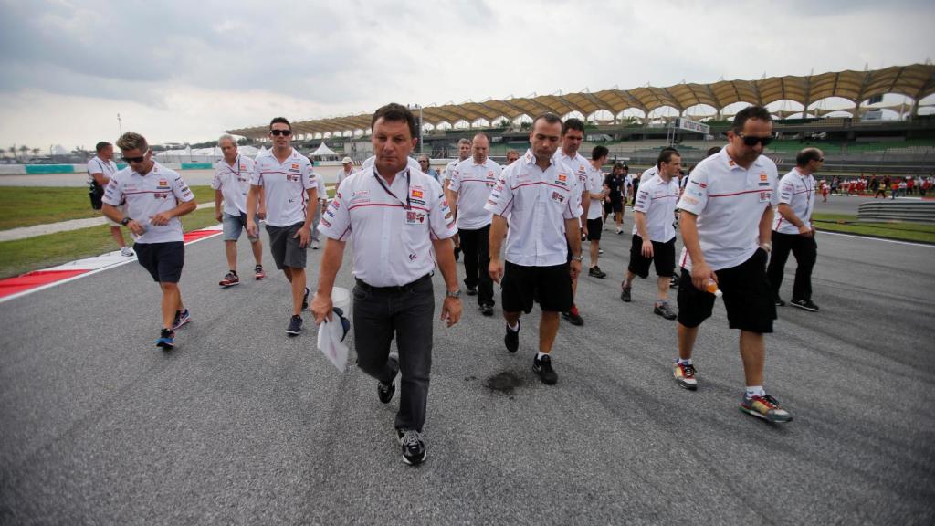 El equipo de Honda MotoGP, con Gresini a la cabeza, en el circuito de Sepang