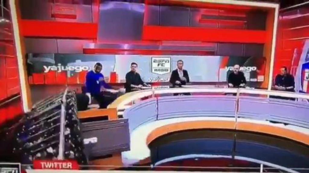 Momento en el que el decorado cae sobre uno de los periodistas participantes en una tertulia deportiva