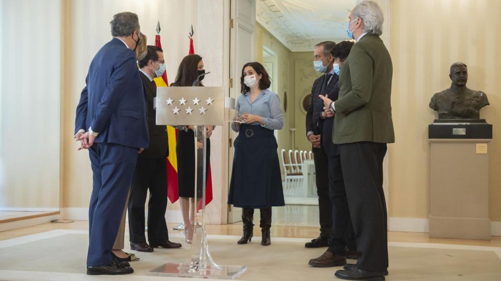 Isabel Díaz Ayuso con sus consejeros momentos antes de anunciar la convocatoria de elecciones.