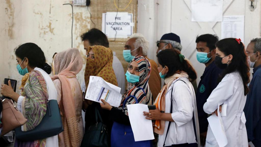 Varias personas hacen cola para recibir la primera dosis contra la Covid en Karachi, Pakistán.