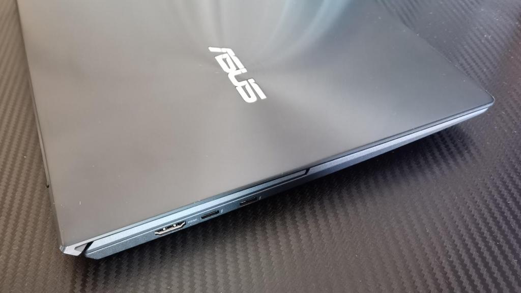 A simple vista, el Asus ZenBook Duo 14 parece un portátil convencional
