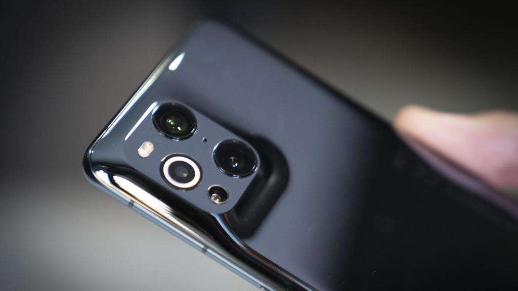 El aro de luz iluminado de la cámara del Oppo Find X3 Pro.