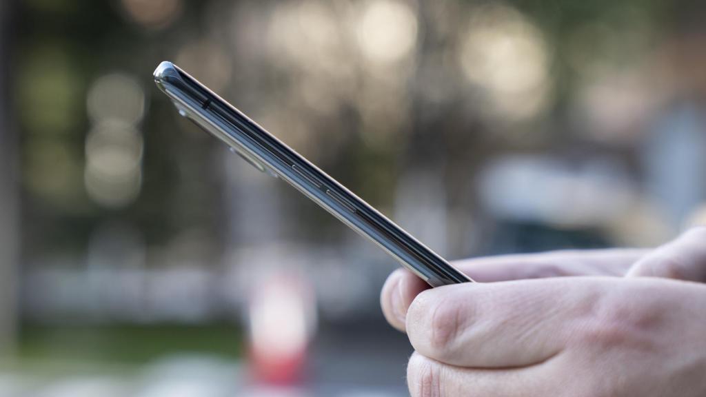 El Oppo Find X3 Pro es un móvil delgado.