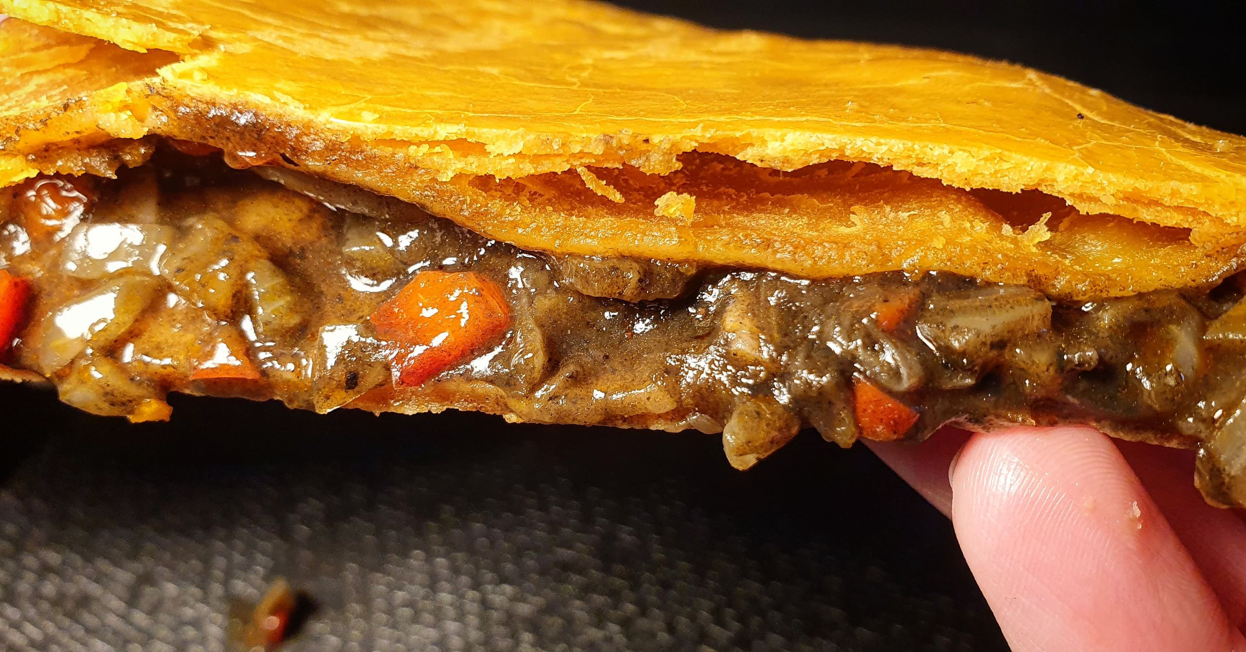 Empanada gallega de choco con ajo negro.