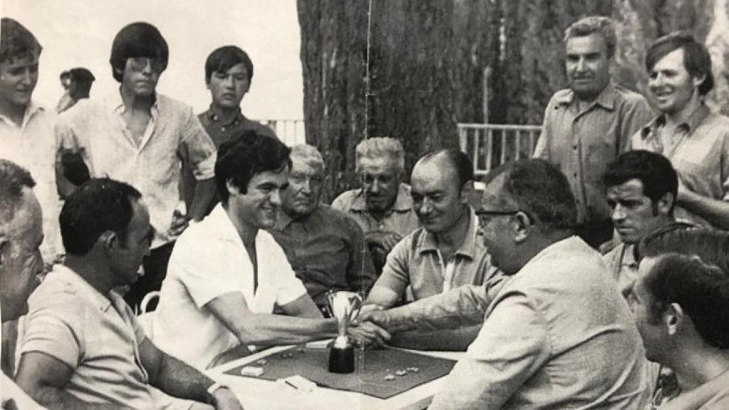 Escudero (atrás, con gafas de sol) con Bono (en la mesa) en Salobre.