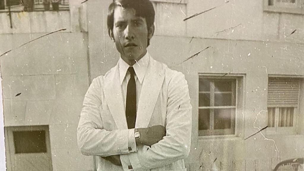 Escudero como camarero nada más llegar a La Jonquera, en los años 70.