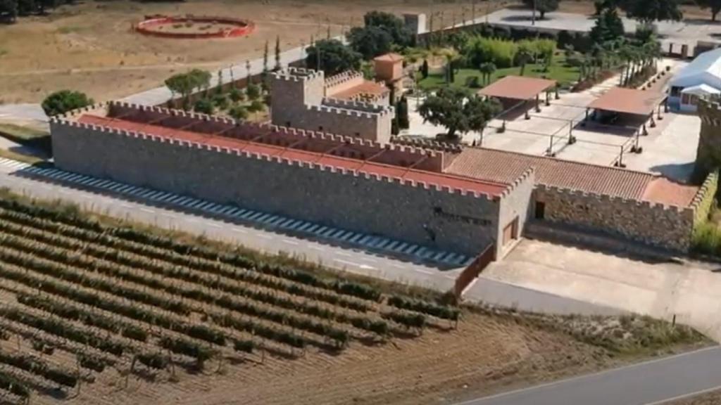 Vista aérea de la bodega de Escudero Castell de Biart, donde tiene una plaza de toros.