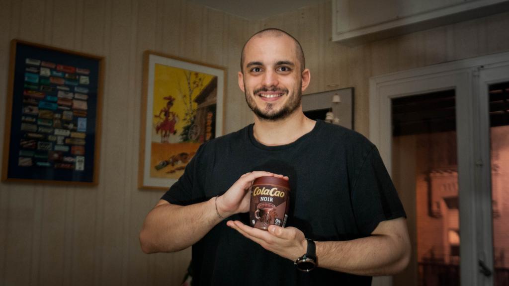 Alejandro es quien ha descubierto que el Colacao lleva edulcorantes pero, aún así, lo elige.