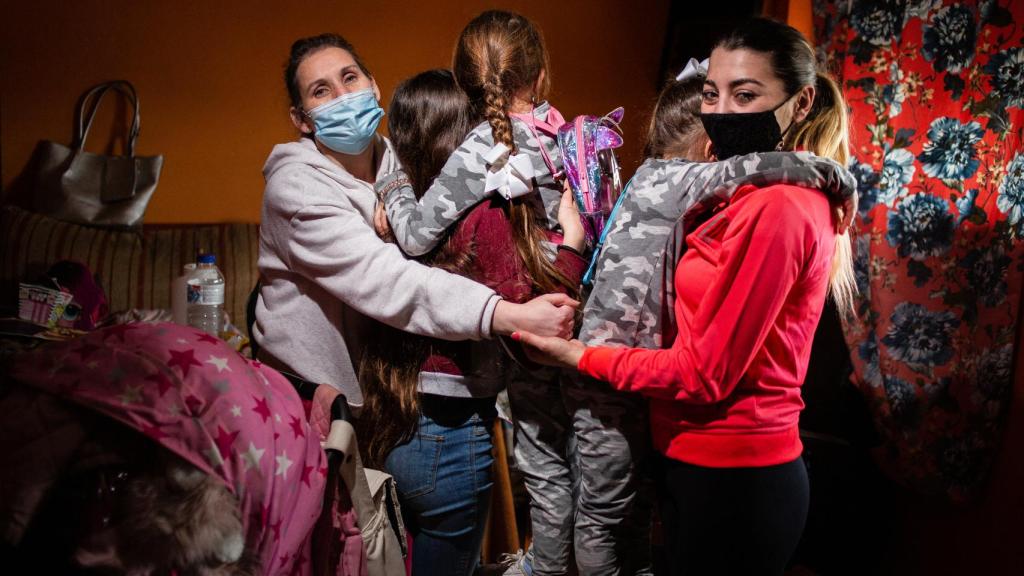 Susana vive con su abuela, su madre, su tía, otro tío y sus dos primas pequeñas.