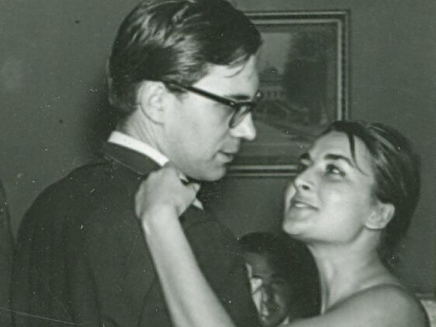 Paco Umbral y María España, jóvenes, bailando.