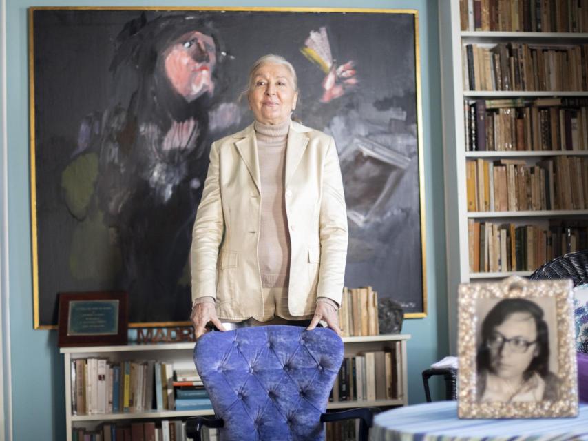 María España Suárez, en uno de los salones-biblioteca de su casa.