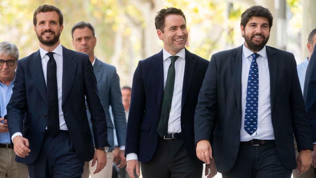 Pablo Casado, junto con su secretario general, Teodoro García Egea, y el presidente de Murcia, Fernando López Miras.