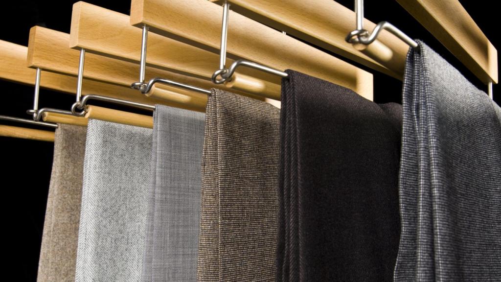 Ordena tu ropa y gana espacio en tu armario con estas perchas para pantalón