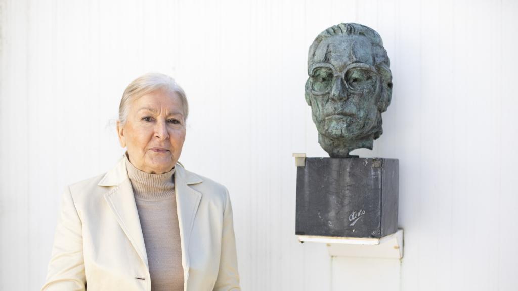 María España Suárez, junto a una escultura de su marido, Francisco Umbral.