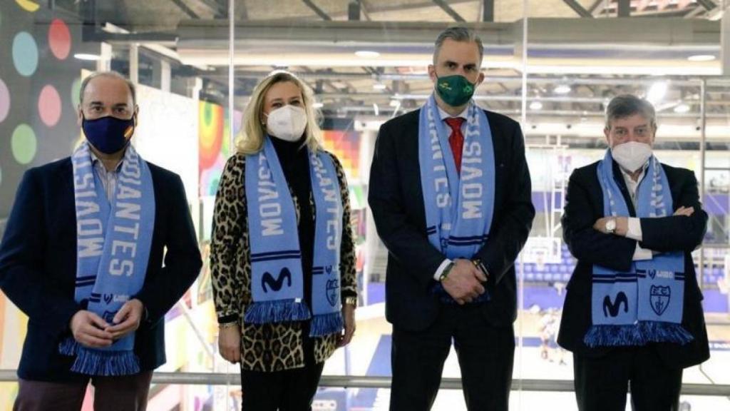 Visita de Ortega Smith a las instalaciones deportivas del Ramiro de Maeztu.