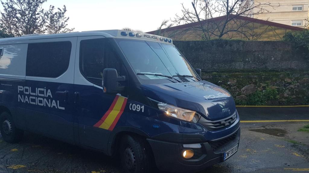 Furgón policial en el que llegan al juzgado de Vigo los detenidos.
