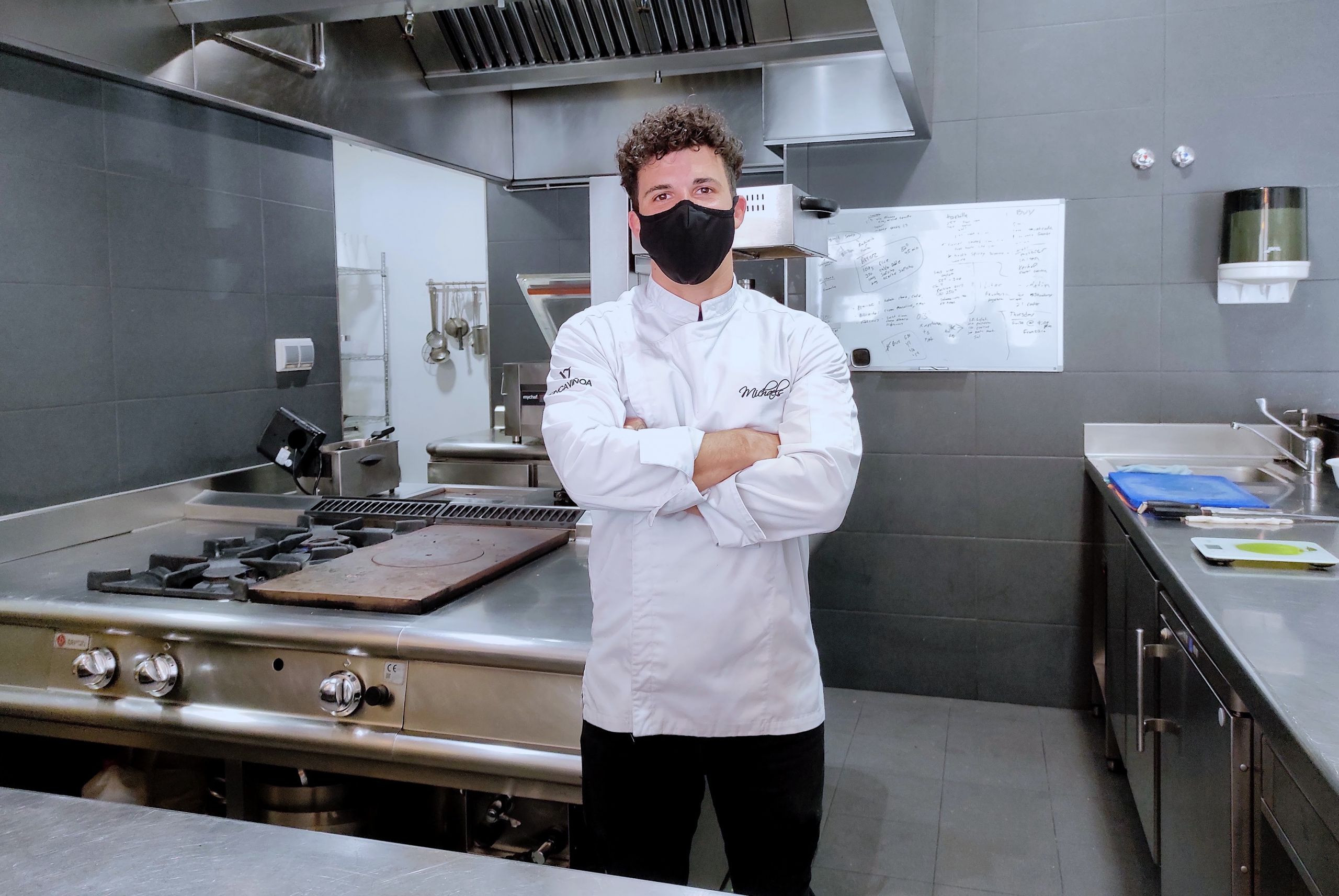 Michael Poloni en el interior de su restaurante.