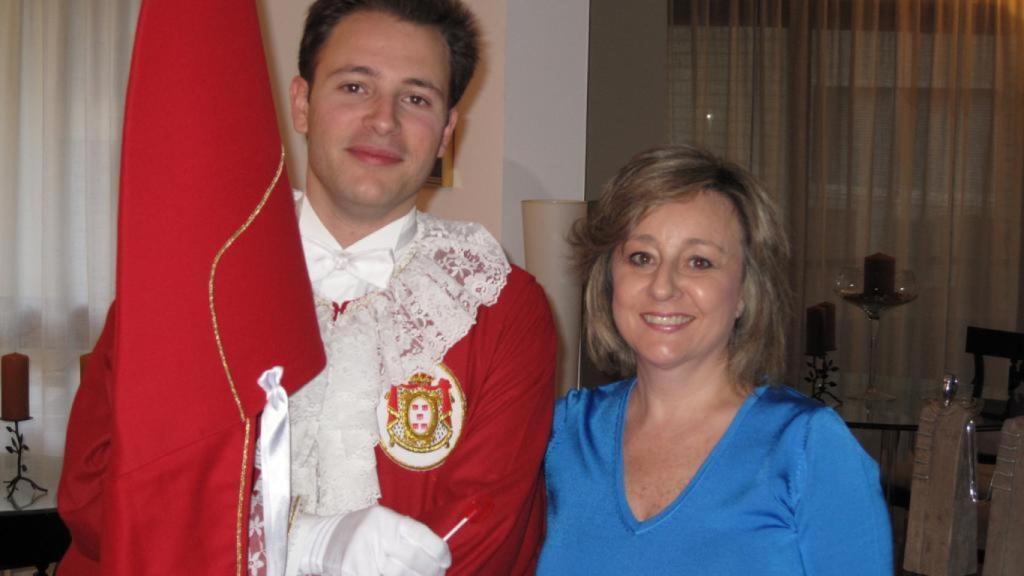 Pedro Espinosa Martínez, vestido con el atuendo de la Archicofradía de la Preciosísima Sangre de Nuestro Señor Jesucristo, junto a su madre, Yolanda Martínez.